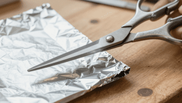 Carta stagnola: 6 usi domestici pratici oltre la cucina Carta stagnola: 6 usi domestici pratici oltre la cucina