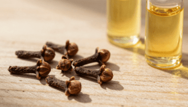 Sopracciglia più folte e ciglia più lunghe in 7 giorni: come il chiodo di garofano stimola la crescita naturale dei follicoli