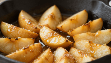 Club sandwich di brioche: come le mele caramellate e la crema d’Isigny trasformano questo classico in un dessert goloso Club sandwich di brioche: come le mele caramellate e la crema d’Isigny trasformano questo classico in un dessert goloso