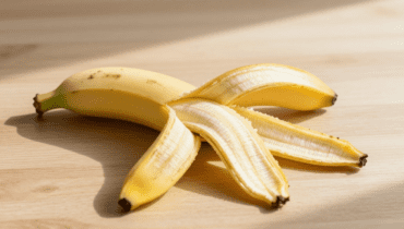 Capelli grigi: come la buccia di banana stimola la melanina e accelera la ricrescita secondo la scienza