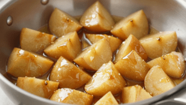 Foie gras e mela caramellata: la tecnica dei due stampi per tatin individuali perfette Foie gras e mela caramellata: la tecnica dei due stampi per tatin individuali perfette