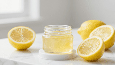 Vitamina C e acido citrico: come il limone stimola la produzione di collagene e attenua le rughe naturalmente