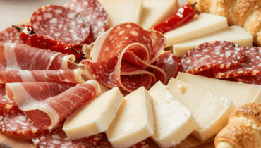 Antipasto Squares: la ricetta facile che trasforma la pasta per croissant in un antipasto festivo ai tre formaggi Antipasto Squares: la ricetta facile che trasforma la pasta per croissant in un antipasto festivo ai tre formaggi