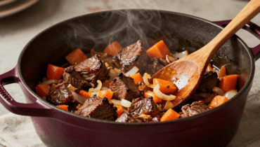 Bœuf bourguignon senza vino: aceto rosso, pomodoro e brodo per un piatto altrettanto saporito Bœuf bourguignon senza vino: aceto rosso, pomodoro e brodo per un piatto altrettanto saporito