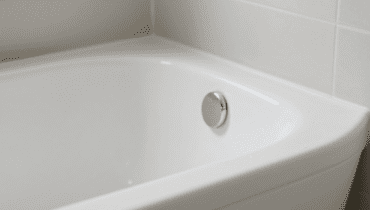 Vasca da bagno splendente in 2 minuti: il trucco con aceto bianco e detersivo piatti che fa risparmiare tempo