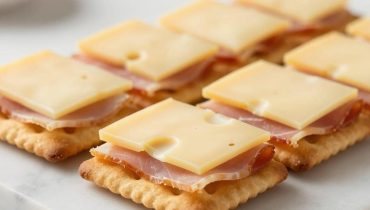 Sandwich da aperitivo con cracker Ritz: la ricetta facile con prosciutto, formaggio svizzero e semi di papavero che mette tutti d’accordo