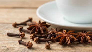 Caffè: come l’aggiunta di un chiodo di garofano migliora la digestione e raddoppia gli antiossidanti Caffè: come l’aggiunta di un chiodo di garofano migliora la digestione e raddoppia gli antiossidanti