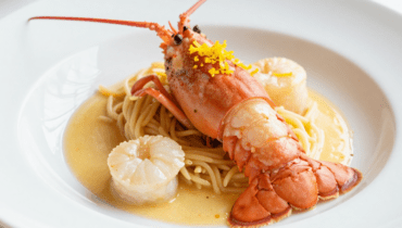 Aragosta al burro all’aglio e capesante: la tecnica per una cottura da ristorante a casa