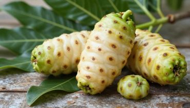 Noni: questo frutto tropicale poco conosciuto contiene più di 200 composti bioattivi che rafforzano l’immunità, riducono l’infiammazione e regolano naturalmente la glicemia