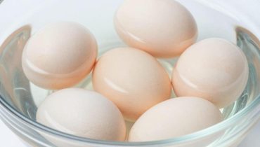 Test dell’acqua fredda: come verificare in 10 secondi se le uova sono ancora consumabili