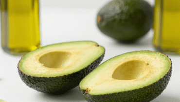 Avocado e salute cardiovascolare: come i grassi monoinsaturi riducono il colesterolo cattivo secondo i medici Avocado e salute cardiovascolare: come i grassi monoinsaturi riducono il colesterolo cattivo secondo i medici