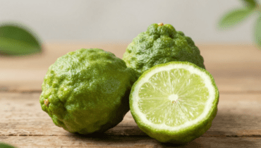 Combava: questa scorza bitorzoluta a 24€/kg che sostituisce tre spezie alla volta nei tuoi piatti Combava: questa scorza bitorzoluta a 24€/kg che sostituisce tre spezie alla volta nei tuoi piatti