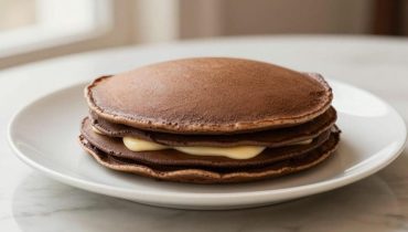 Torta di crêpes alla crema spalmabile: la ricetta a tre strati per trasformare le vostre crêpes in un dessert festivo