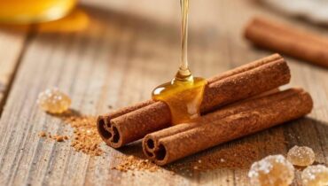 Dessert lampo: come trasformare il pane in cassetta in rotolini cannella-miele degni di una panetteria in meno di 20 minuti Dessert lampo: come trasformare il pane in cassetta in rotolini cannella-miele degni di una panetteria in meno di 20 minuti