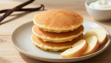 Pancake allo yogurt senza burro: la ricetta soffice che trasforma le tue mele in una colazione leggera