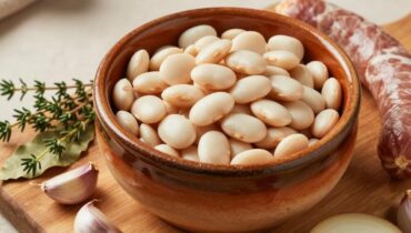 Cassoulet rustico fatto in casa: la ricetta completa in 4 passaggi con fagioli bianchi, salsicce e pancetta di maiale Cassoulet rustico fatto in casa: la ricetta completa in 4 passaggi con fagioli bianchi, salsicce e pancetta di maiale