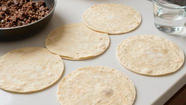 Taco fatti in casa in 15 minuti: la ricetta americana con carne macinata e cheddar che spopola oltreoceano Taco fatti in casa in 15 minuti: la ricetta americana con carne macinata e cheddar che spopola oltreoceano
