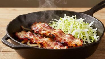 Cavolo fritto con bacon e cipolle: la ricetta irlandese low carb che sposa croccantezza e sapori caramellati