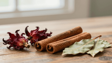 Ibisco, cannella e alloro: la ricetta tradizionale in 15 minuti che sostiene circolazione e digestione quotidianamente