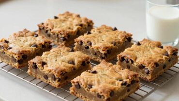 Cookie bars: la ricetta virale da 2,2 milioni di visualizzazioni che rivoluziona la merenda con un trucco di congelamento Cookie bars: la ricetta virale da 2,2 milioni di visualizzazioni che rivoluziona la merenda con un trucco di congelamento