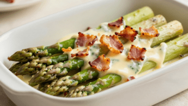 Casseruola di asparagi al bacon: l’alleanza crema-formaggio che trasforma un ortaggio ordinario in un piatto confortante Casseruola di asparagi al bacon: l’alleanza crema-formaggio che trasforma un ortaggio ordinario in un piatto confortante