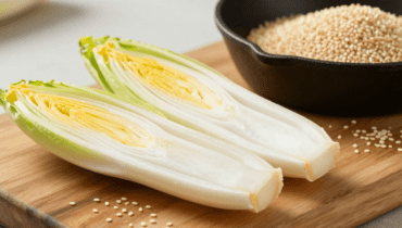 Ravioli al salmone affumicato e indivia brasata al sesamo: la tecnica di cottura che sublima l’indivia