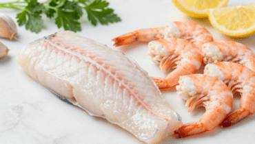 Gamberi e merluzzo in salsa cremosa all’aglio: come la tecnica della sfumatura trasforma questo piatto mediterraneo in gastronomia da ristorante