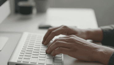 Tensione delle mani: perché allungare l’anulare con il pollice allevia istantaneamente la pressione quotidiana