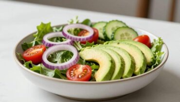 Pollo grigliato e avocado: la ricetta completa di un pasto equilibrato pronto in meno di 30 minuti