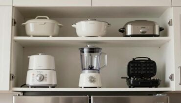 Cucina: perché l’armadietto sopra il frigo è lo spazio di stoccaggio più sotto-utilizzato della casa Cucina: perché l’armadietto sopra il frigo è lo spazio di stoccaggio più sotto-utilizzato della casa