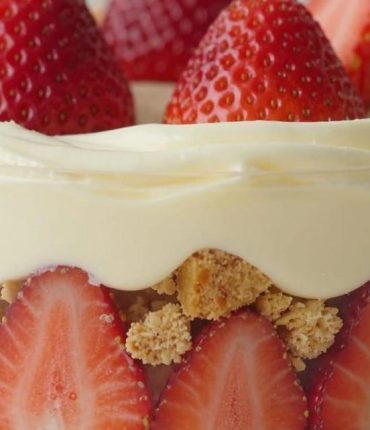 Pudding fragole e biscotti: la ricetta veloce che concilia golosità e leggerezza
