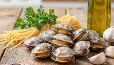 Spaghetti alle vongole: perché la versione napoletana in bianco supera la classica ricetta rossa Spaghetti alle vongole: perché la versione napoletana in bianco supera la classica ricetta rossa