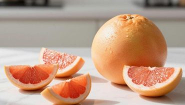 Gratin di pomelo al crumble: la ricetta golosa che trasforma l’agrume amaro in un dessert fondente in 50 minuti