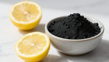 Carbone attivo e limone: ecco come questa combinazione agisce sulla digestione e sulla pelle (e perché non bisogna abusarne)