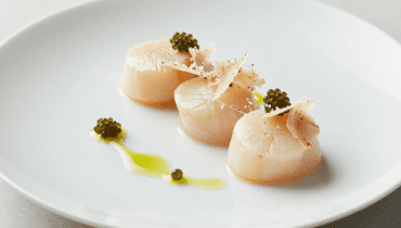 Carpaccio di capesante: la ricetta da 10 minuti che esalta la bottarga e il limone caviale Carpaccio di capesante: la ricetta da 10 minuti che esalta la bottarga e il limone caviale