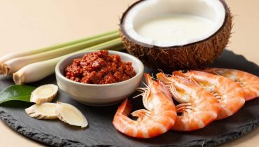 Curry rosso thai ai gamberetti: come la citronella e il galanga trasformano una semplice zuppa al latte di cocco in un piatto aromatico autentico