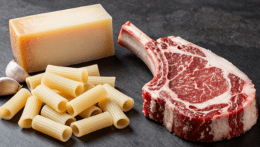 Bistecca al burro all’aglio e rigatoni alla crema di parmigiano: la ricetta completa che cambia la tua cena Bistecca al burro all’aglio e rigatoni alla crema di parmigiano: la ricetta completa che cambia la tua cena