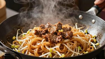 Beef Chow Fun: la tecnica dei ristoranti cantonesi per spaghetti di riso perfettamente saltati in 10 minuti Beef Chow Fun: la tecnica dei ristoranti cantonesi per spaghetti di riso perfettamente saltati in 10 minuti