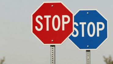 Segnali di stop blu: perché non obbligano i conducenti a fermarsi