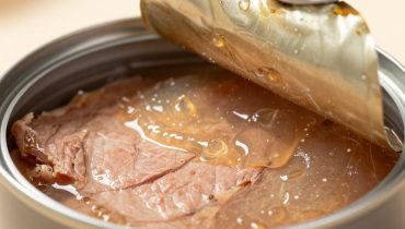 Spam in scatola: la gelatina trasparente è normale e ecco perché preserva la carne Spam in scatola: la gelatina trasparente è normale e ecco perché preserva la carne