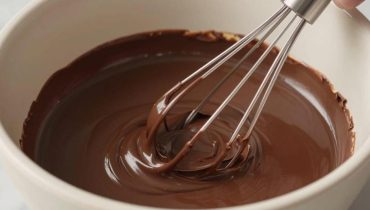 Torta al cioccolato ultra-fondente: la tecnica della ciotola unica che rivoluziona la pasticceria fatta in casa Torta al cioccolato ultra-fondente: la tecnica della ciotola unica che rivoluziona la pasticceria fatta in casa