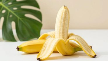 Buccia di banana e stiratura dei capelli: perché questo metodo virale non funziona come promesso