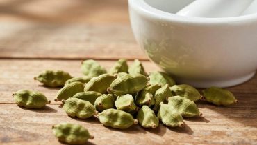 Cardamomo: come questa spezia migliora la digestione, la circolazione e riduce naturalmente la pressione arteriosa