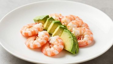 Insalata gamberetti-avocado: la salsa cremosa allo yogurt greco che cambia tutto Insalata gamberetti-avocado: la salsa cremosa allo yogurt greco che cambia tutto