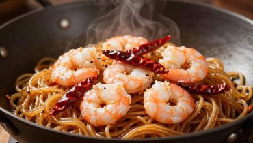 Noodles saltati con gamberi e peperoncini: la ricetta asiatica pronta in 15 minuti che equilibra salato, dolce e piccante