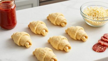 Pizza Pockets fatti in casa: la ricetta express con pasta per croissant che sostituisce le tue serate pizza Pizza Pockets fatti in casa: la ricetta express con pasta per croissant che sostituisce le tue serate pizza