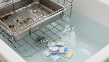 Pulizia: Come le pastiglie per lavastoviglie puliscono griglie del forno, sneakers bianche e porte della doccia