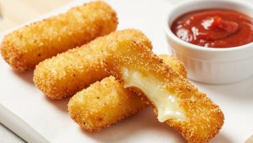 Bastoncini di formaggio fatti in casa: perché la doppia impanatura e il congelamento cambiano tutto rispetto alle versioni surgelate Bastoncini di formaggio fatti in casa: perché la doppia impanatura e il congelamento cambiano tutto rispetto alle versioni surgelate