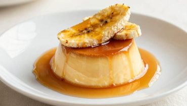 Flan alla banana caramellata: la tecnica del bagnomaria per una consistenza perfettamente cremosa Flan alla banana caramellata: la tecnica del bagnomaria per una consistenza perfettamente cremosa