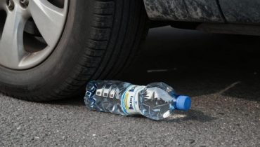 Truffa della bottiglia di plastica: perché non devi assolutamente uscire dall’auto se senti questo rumore Truffa della bottiglia di plastica: perché non devi assolutamente uscire dall’auto se senti questo rumore